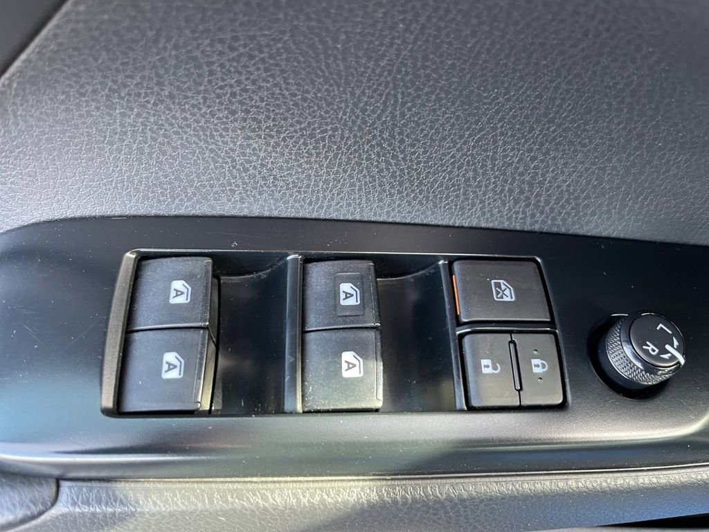 Used 2020 Toyota Camry SE image 16