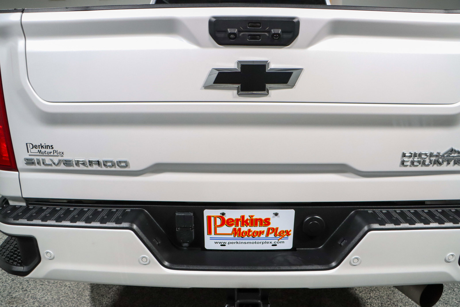 Used 2023 Chevrolet Silverado 2500 High Country w/ Z71 Off-Road Package image 8