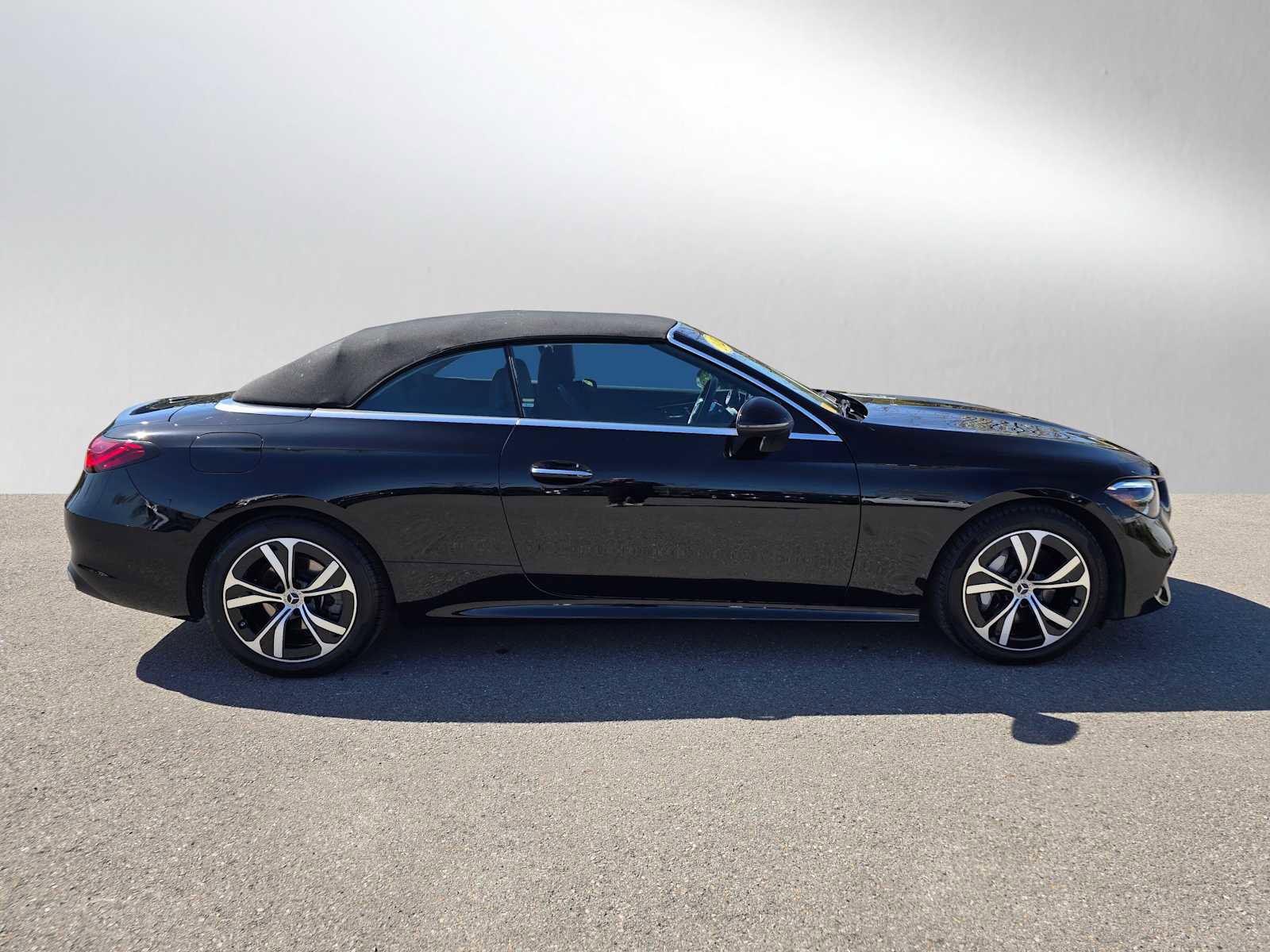 Used 2025 Mercedes-Benz CLE 300 4MATIC Cabriolet image 2