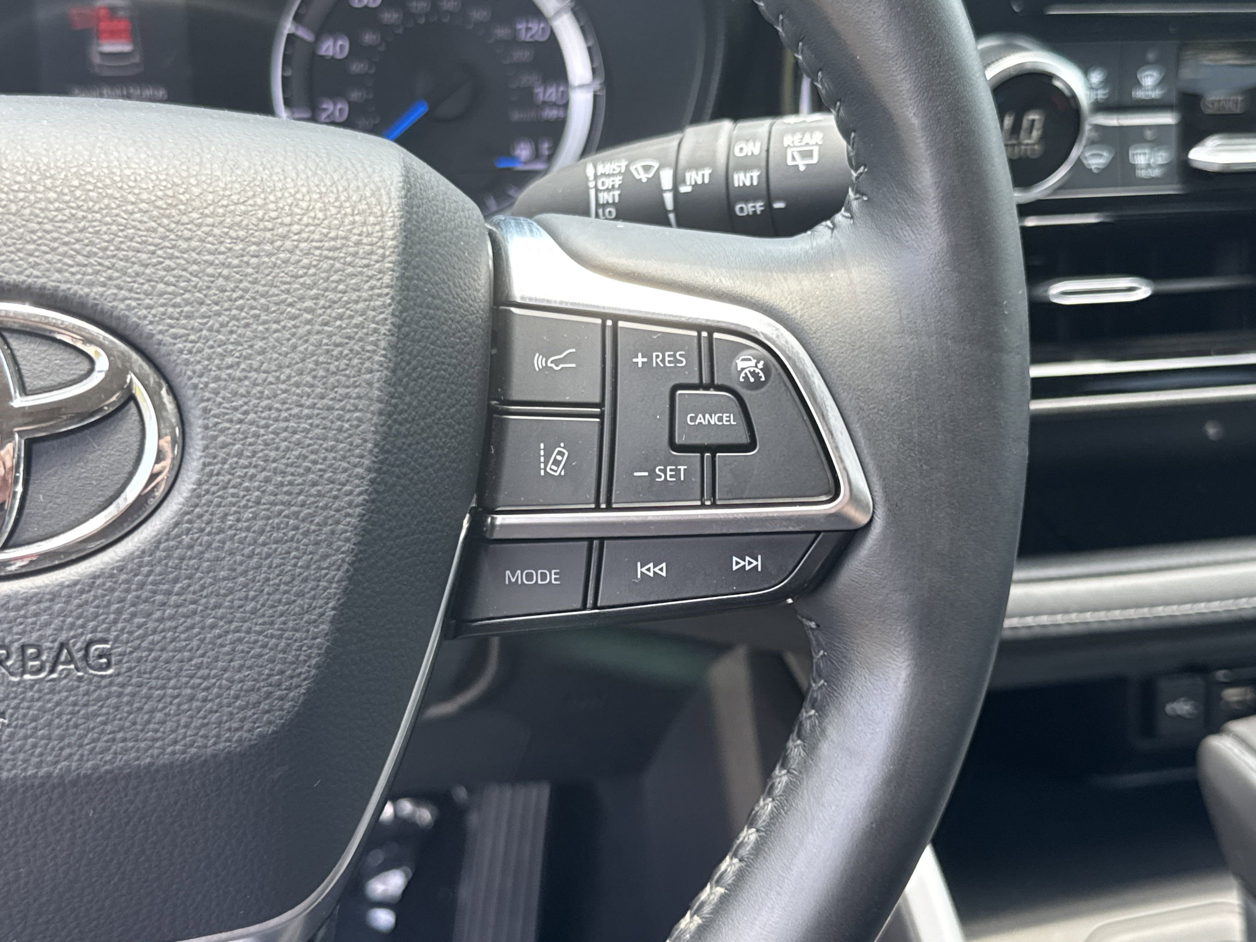 Used 2020 Toyota Highlander LE image 28