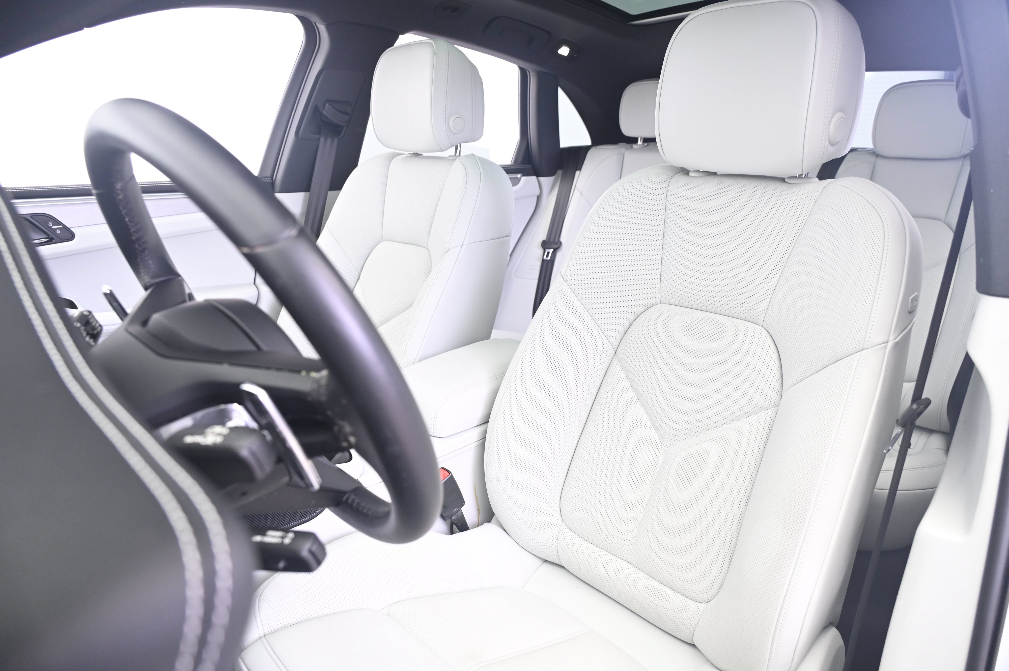 Certified 2023 Porsche Macan AWD/4WD image 30