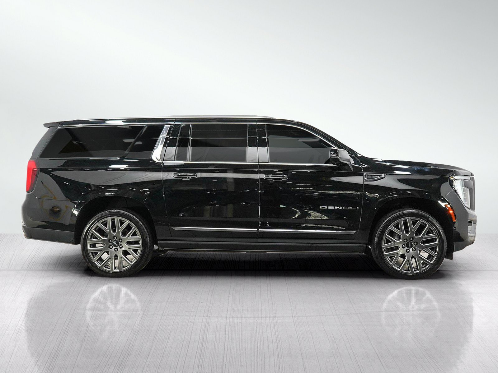 Used 2025 GMC Yukon XL Denali Ultimate AWD/4WD image 6