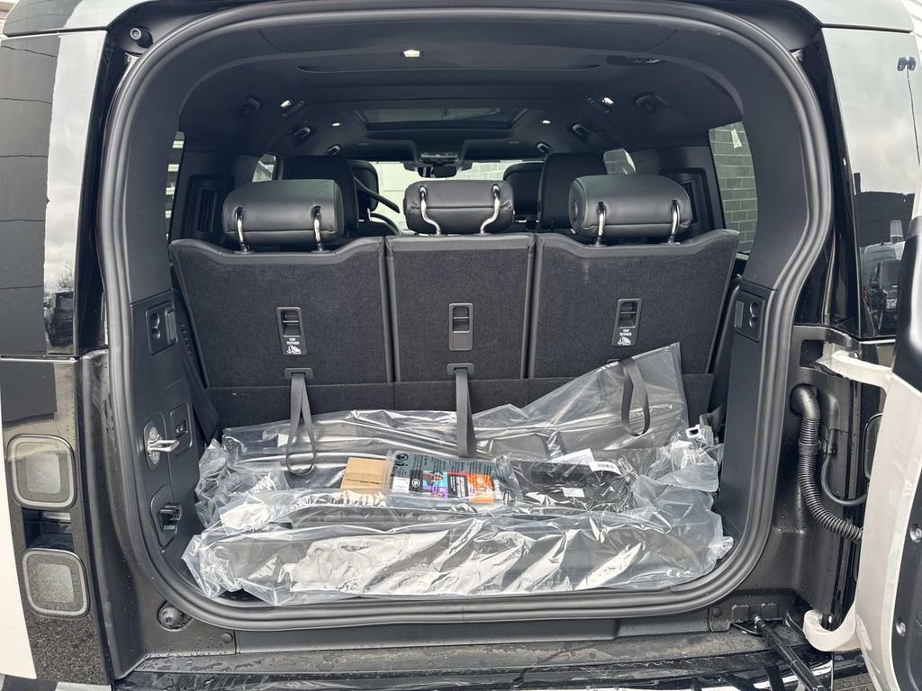 New 2026 Land Rover Defender 130 X-Dynamic SE image 6