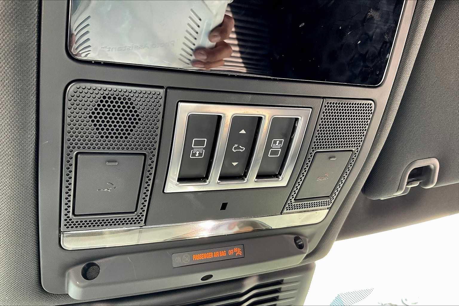 Used 2025 Land Rover Discovery S image 36