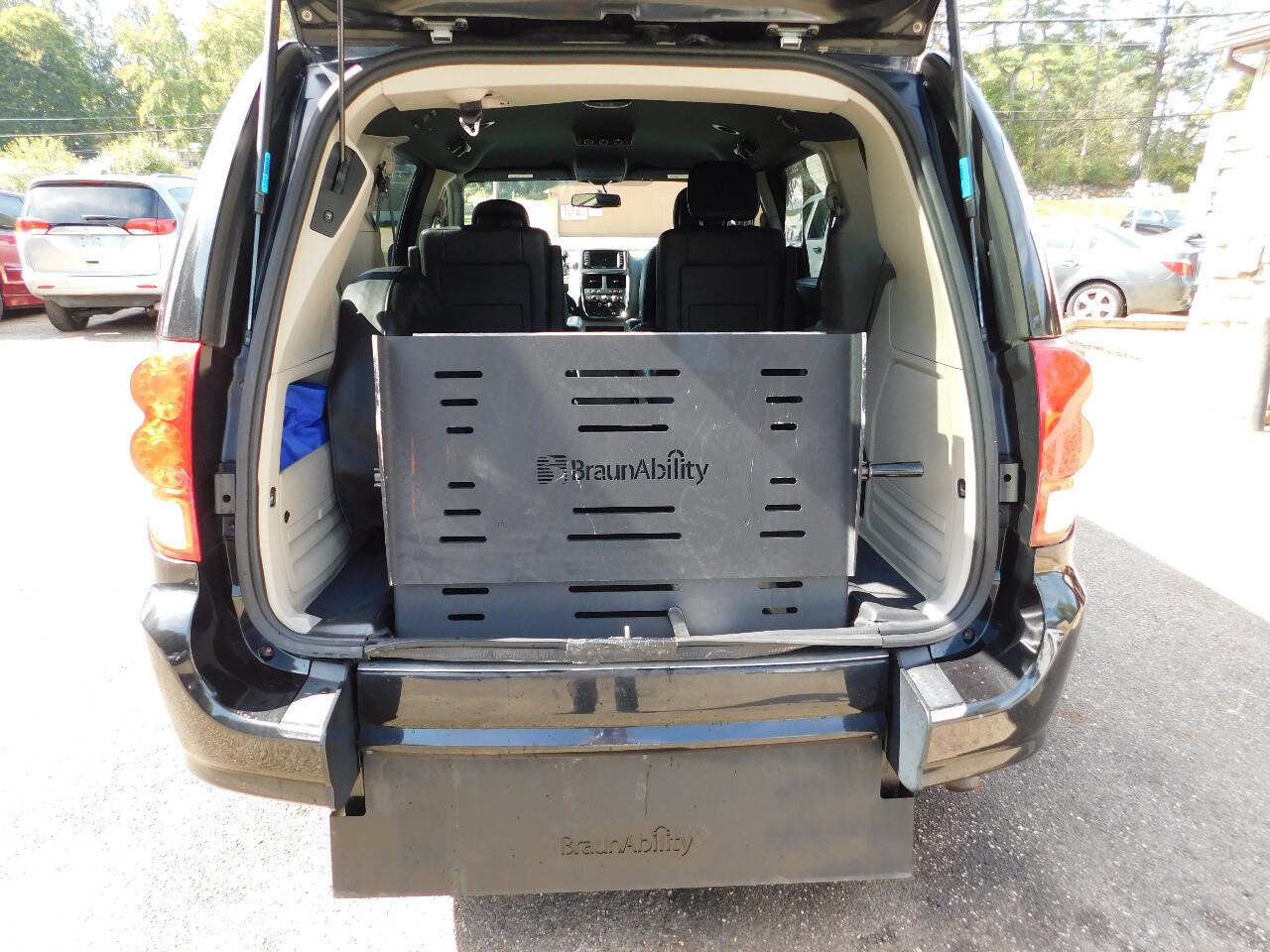Used 2017 Dodge Grand Caravan SXT image 7