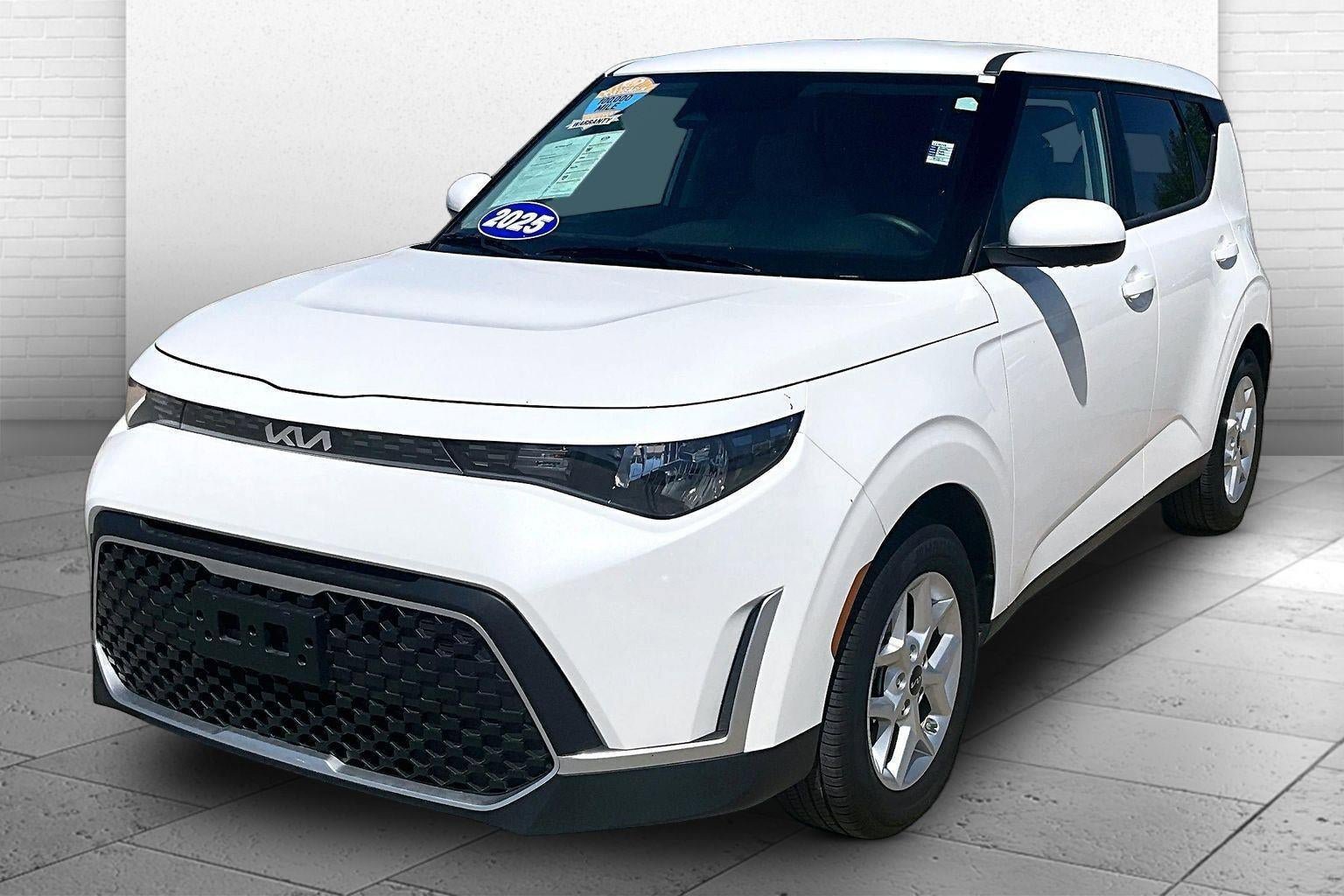 Used 2025 Kia Soul LX FWD image 3