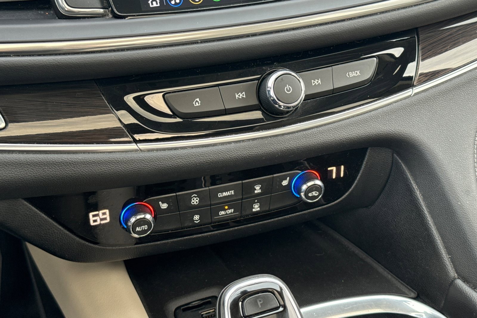 Used 2020 Buick Enclave Essence image 18