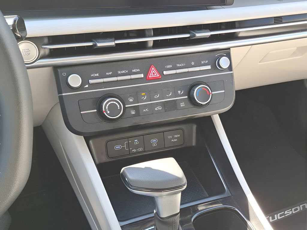 Used 2025 Hyundai Tucson SE image 19