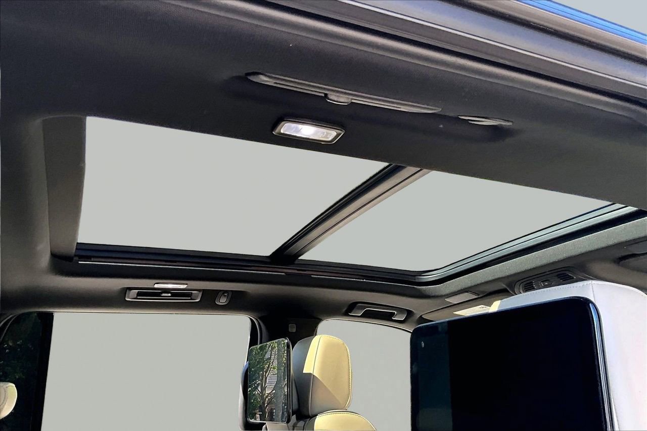 Used 2021 Cadillac Escalade Premium Luxury w/ LPO, Illumination Package AWD/4WD image 16