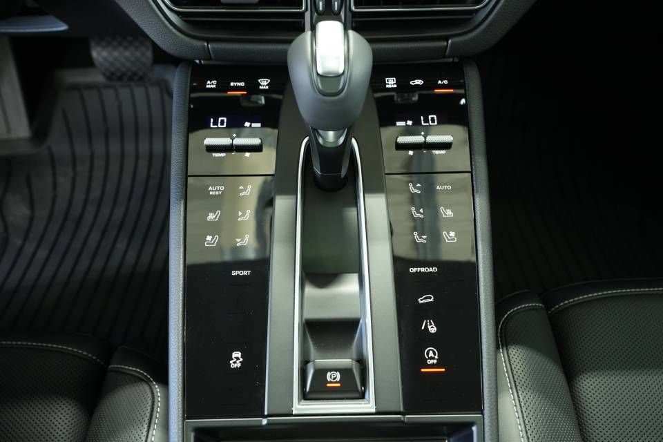 Certified 2025 Porsche Macan AWD/4WD image 23