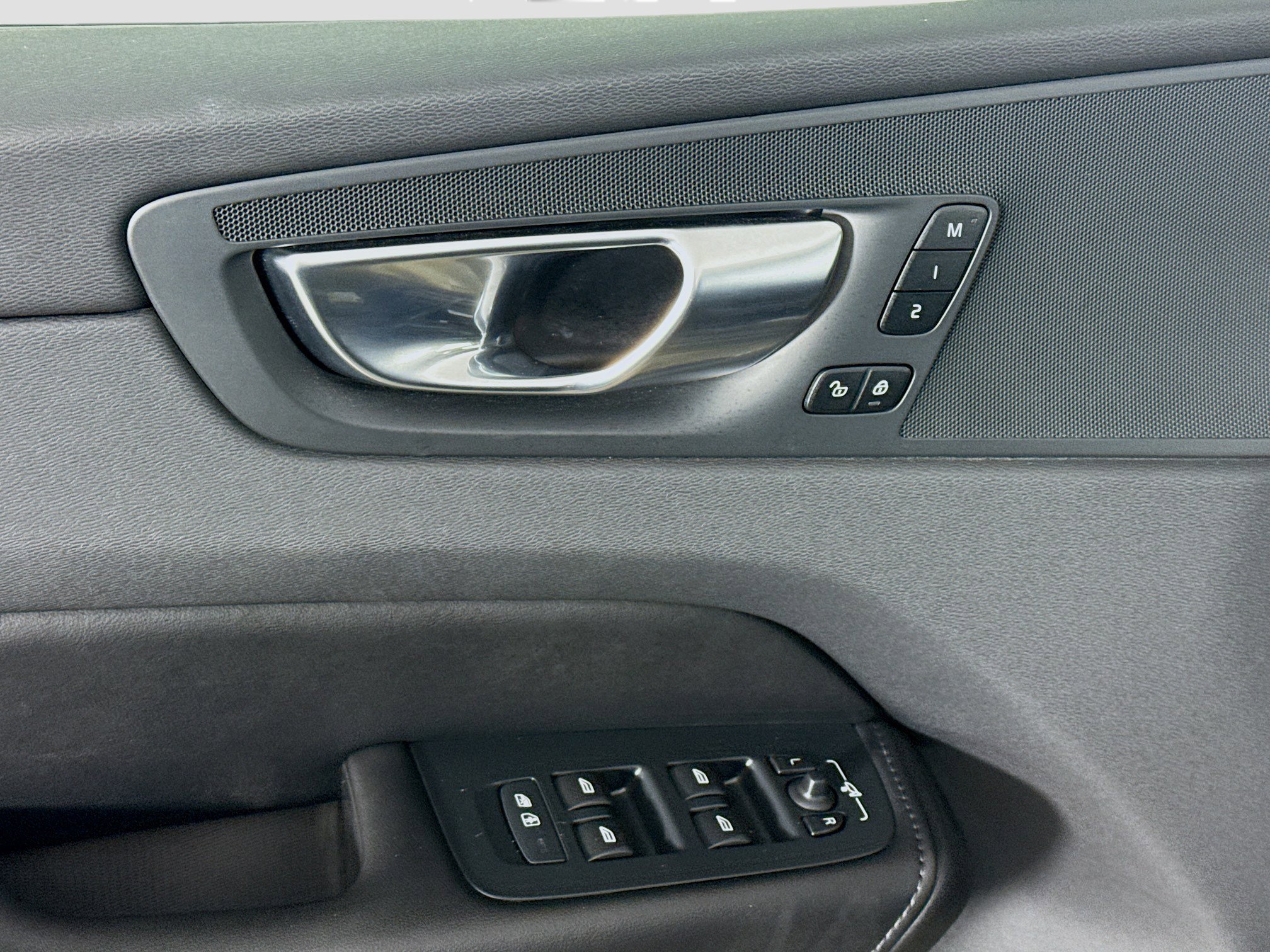 Used 2025 Volvo XC60 B5 Plus image 24