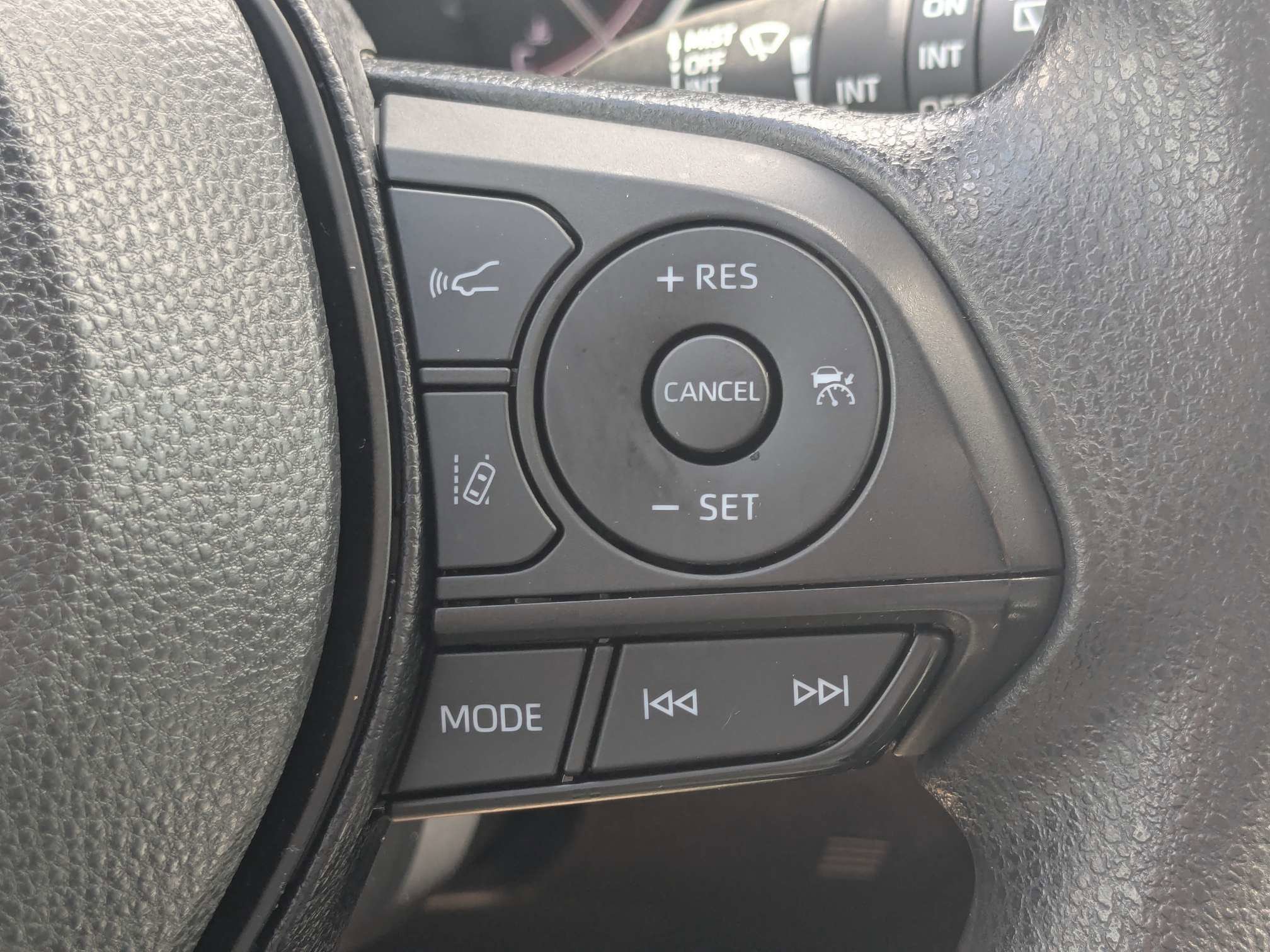 Used 2025 Toyota RAV4 XLE w/ Convenience Package FWD image 33
