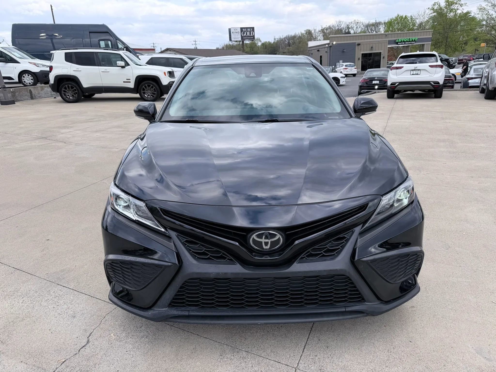 Used 2022 Toyota Camry SE FWD image 2