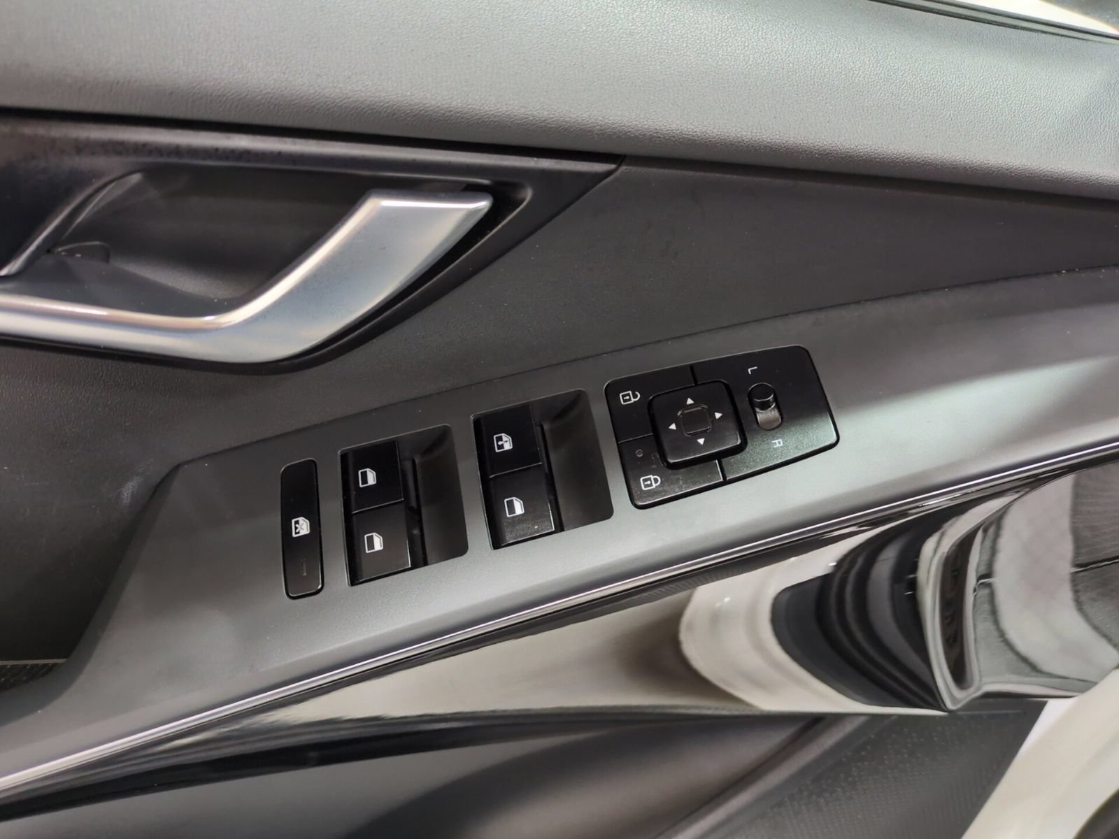 Certified 2024 Kia Niro EX FWD image 16