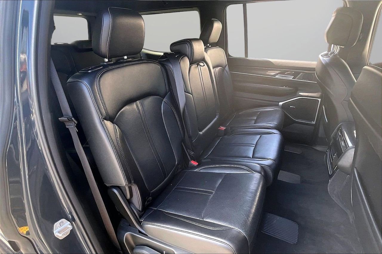 Used 2023 Jeep Wagoneer 4WD w/ Premium Group I image 26