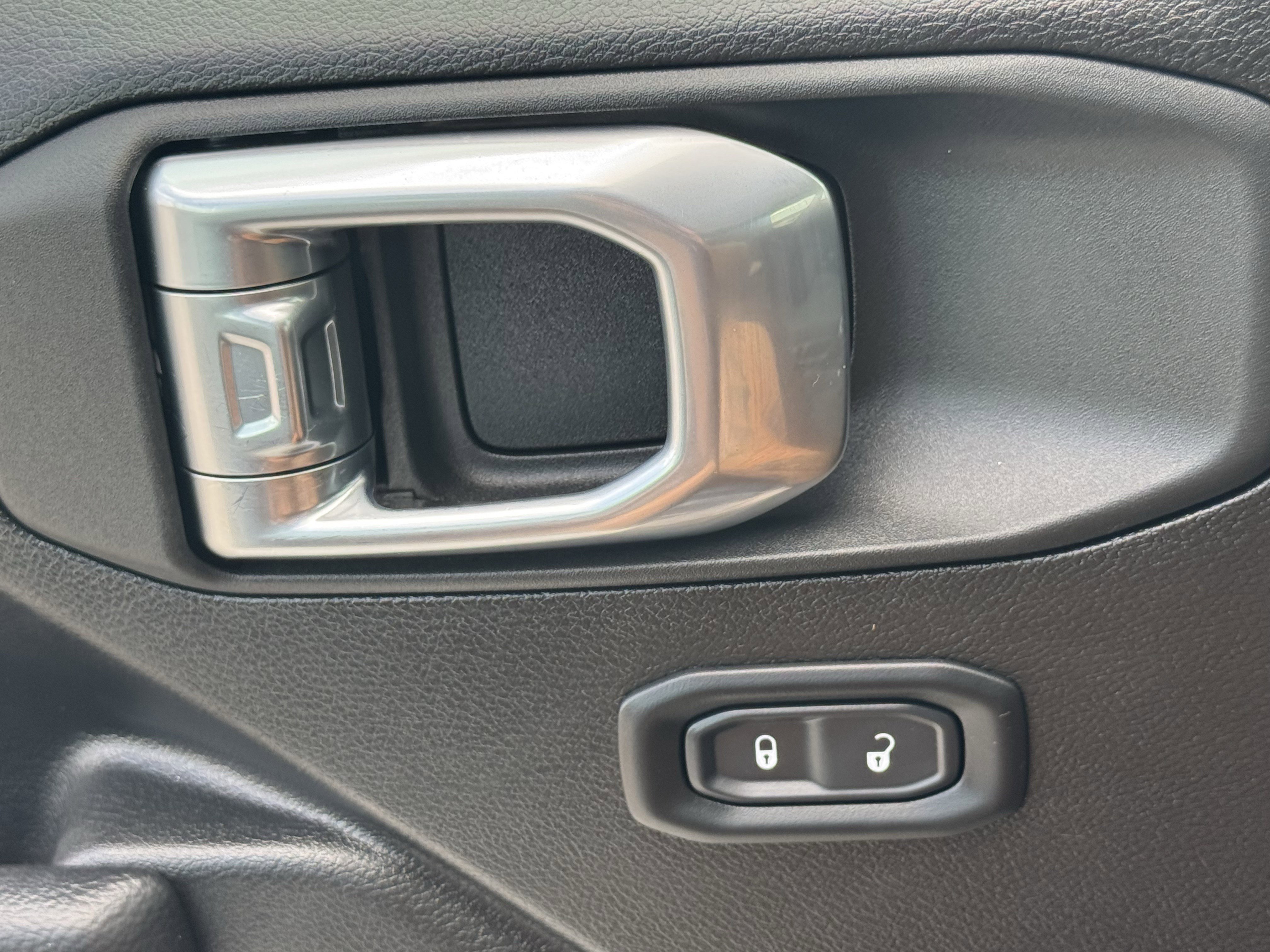 Used 2025 Jeep Wrangler Sport image 27