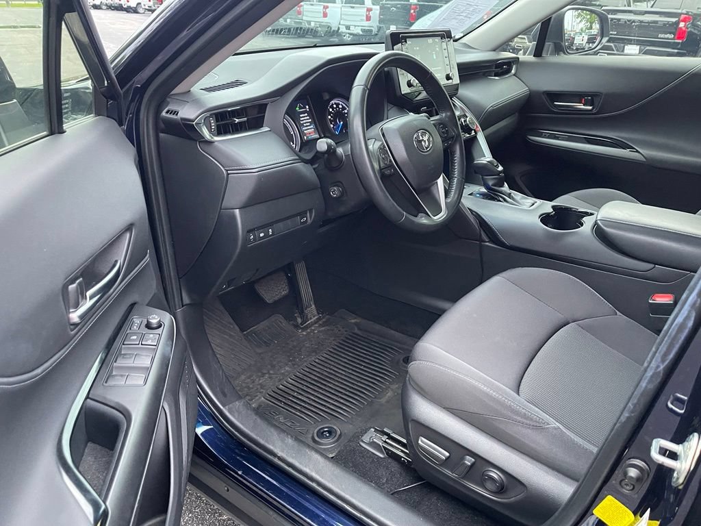 Used 2022 Toyota Venza LE AWD/4WD image 5