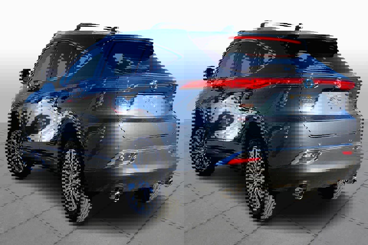 Used 2023 Toyota Venza XLE image 11