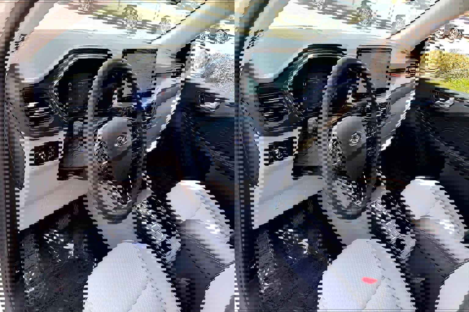 Used 2025 Ford Escape SE w/ Class II Trailer Tow Package image 17