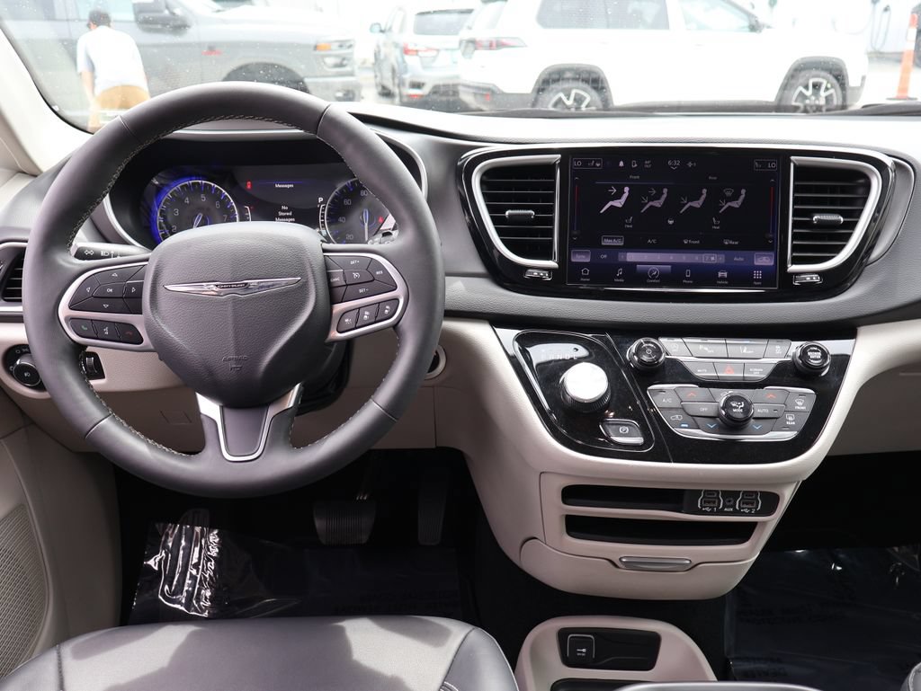 Used 2024 Chrysler Pacifica Touring-L FWD image 17