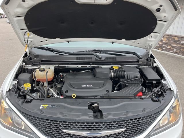 Used 2018 Chrysler Pacifica Touring-L w/ Premium Audio Group image 26