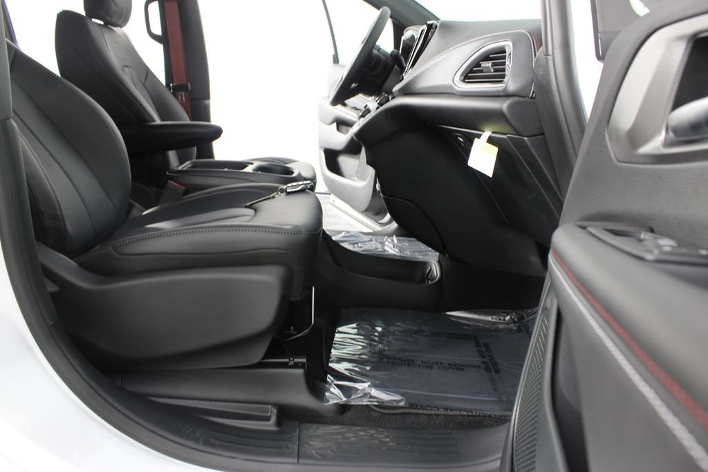 New 2027 Chrysler Pacifica Select FWD image 22