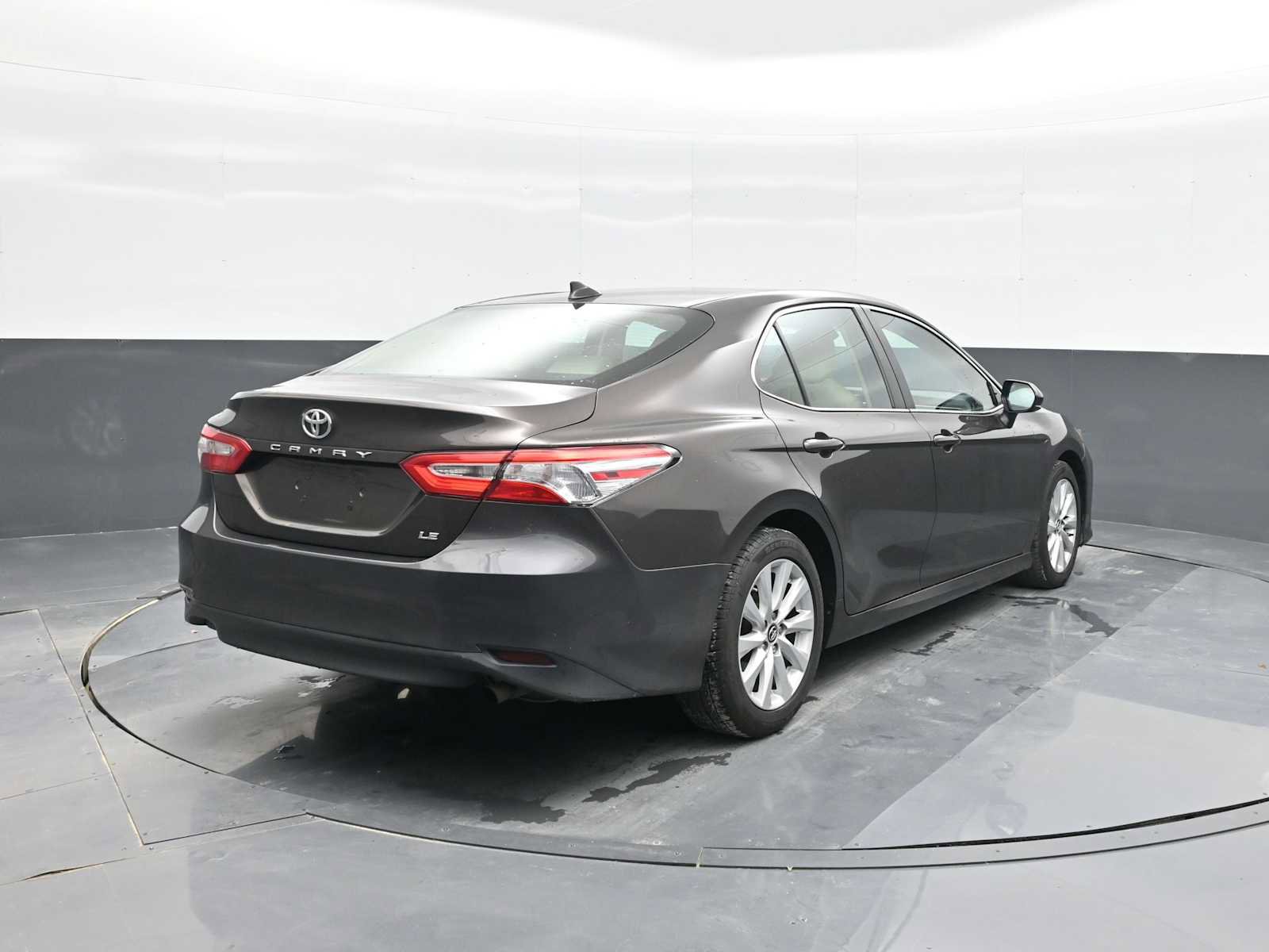 Used 2019 Toyota Camry LE image 4