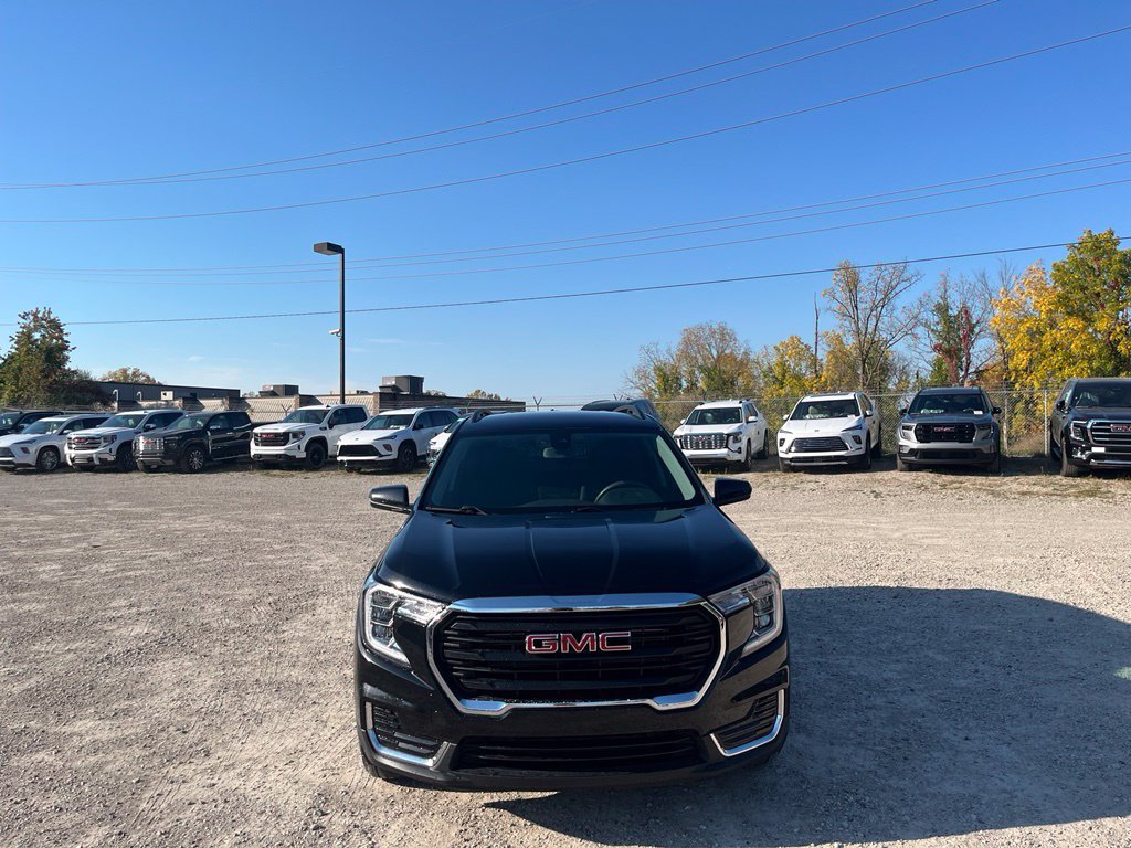 Used 2024 GMC Terrain SLE w/ Driver Convenience Package FWD image 3