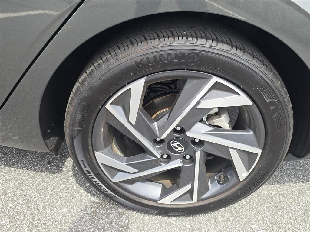 Used 2025 Hyundai Elantra Sport image 12