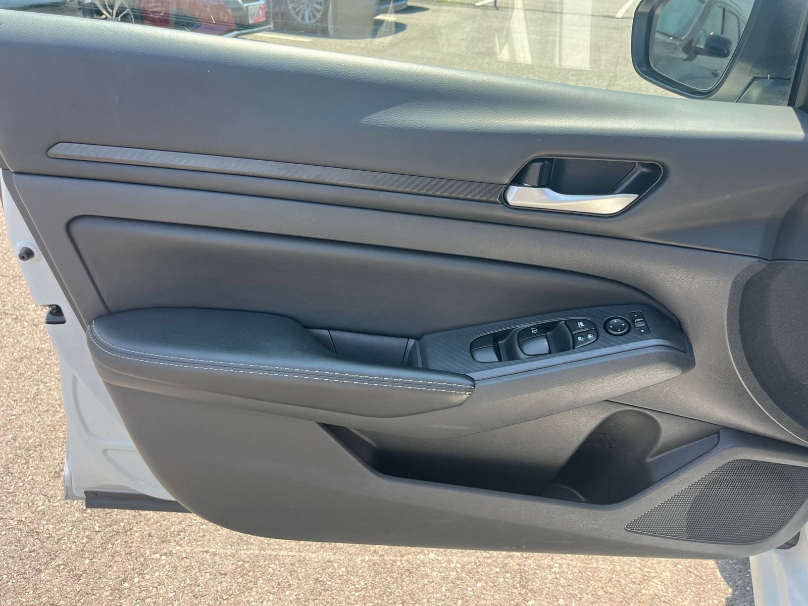 Used 2025 Nissan Altima 2.5 SV FWD image 18