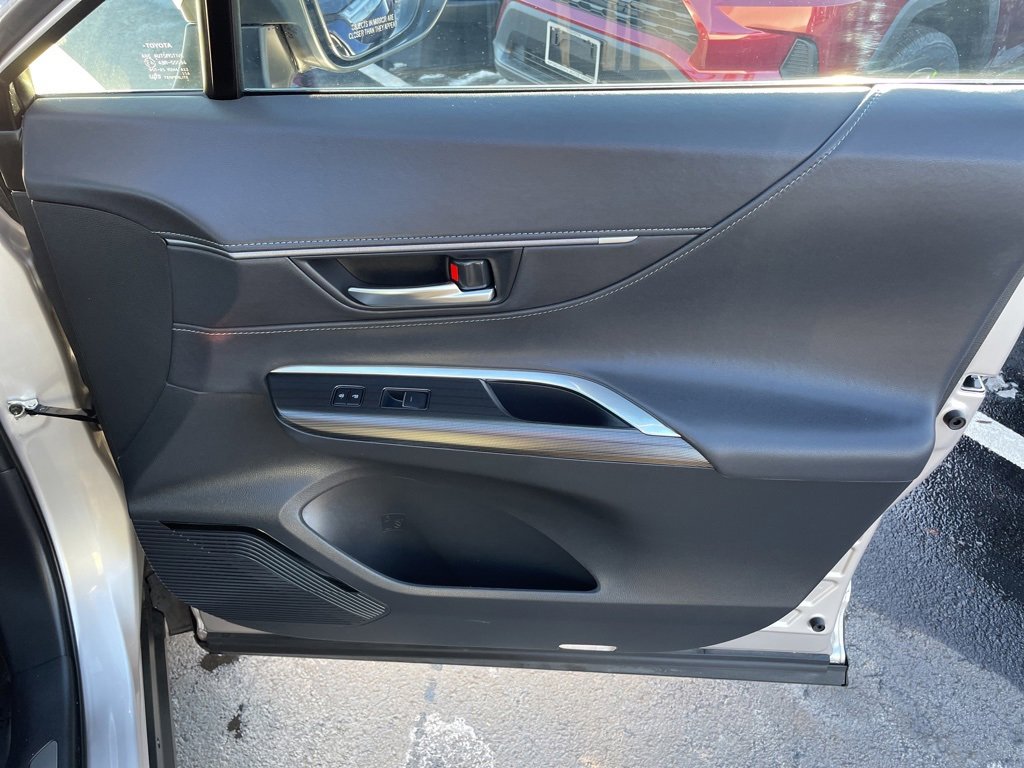 Certified 2024 Toyota Venza XLE image 9