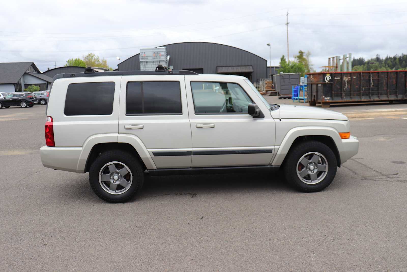 Used 2007 Jeep Commander Sport AWD/4WD image 4