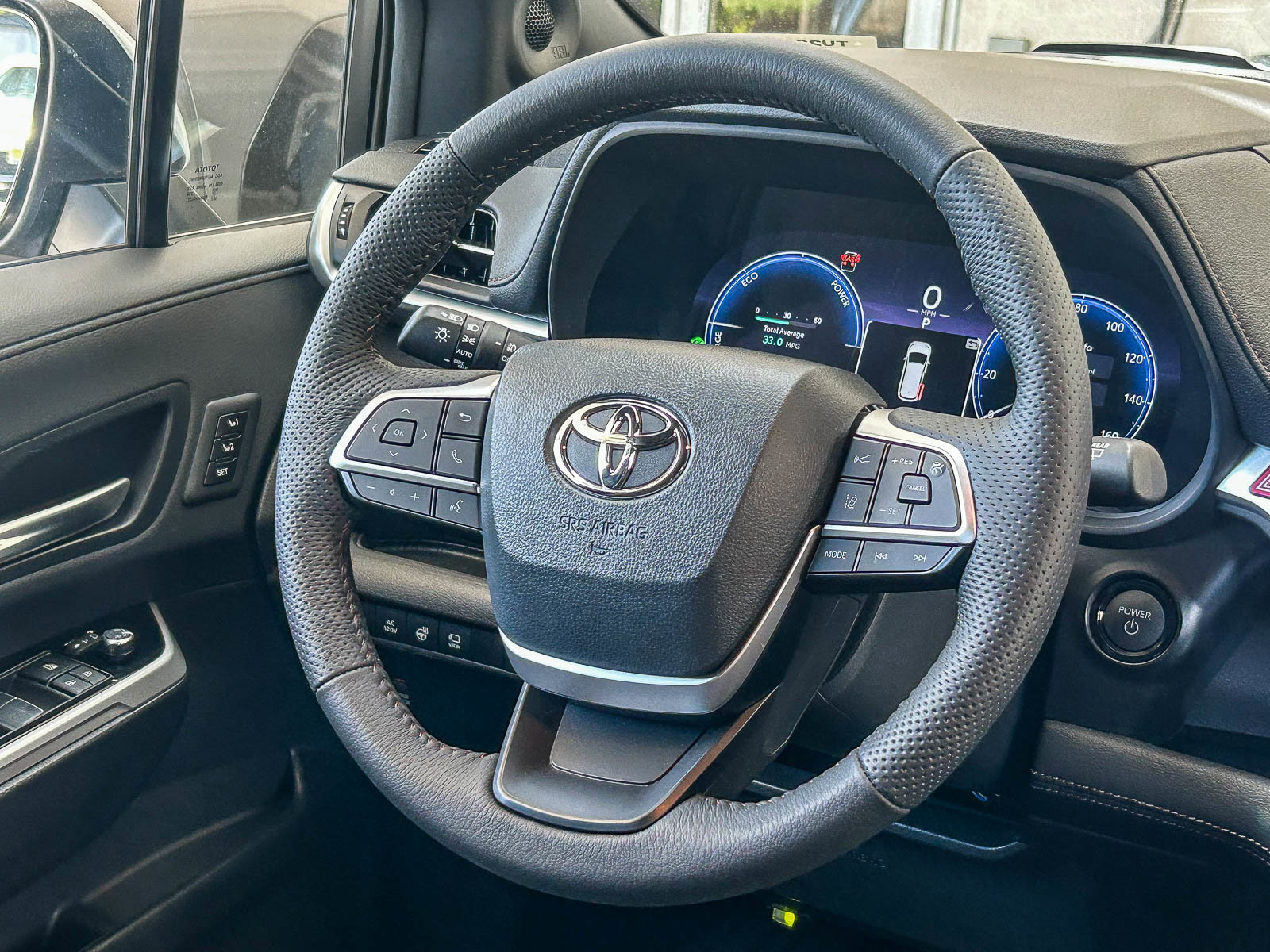 Used 2025 Toyota Sienna Platinum AWD/4WD image 15