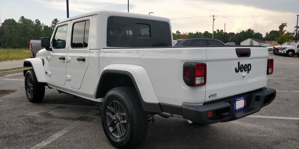 New 2025 Jeep Gladiator Sport image 17