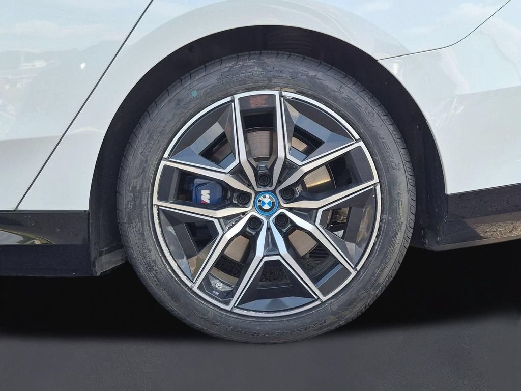 Used 2024 BMW i5 eDrive40i w/ M Sport Package RWD image 11