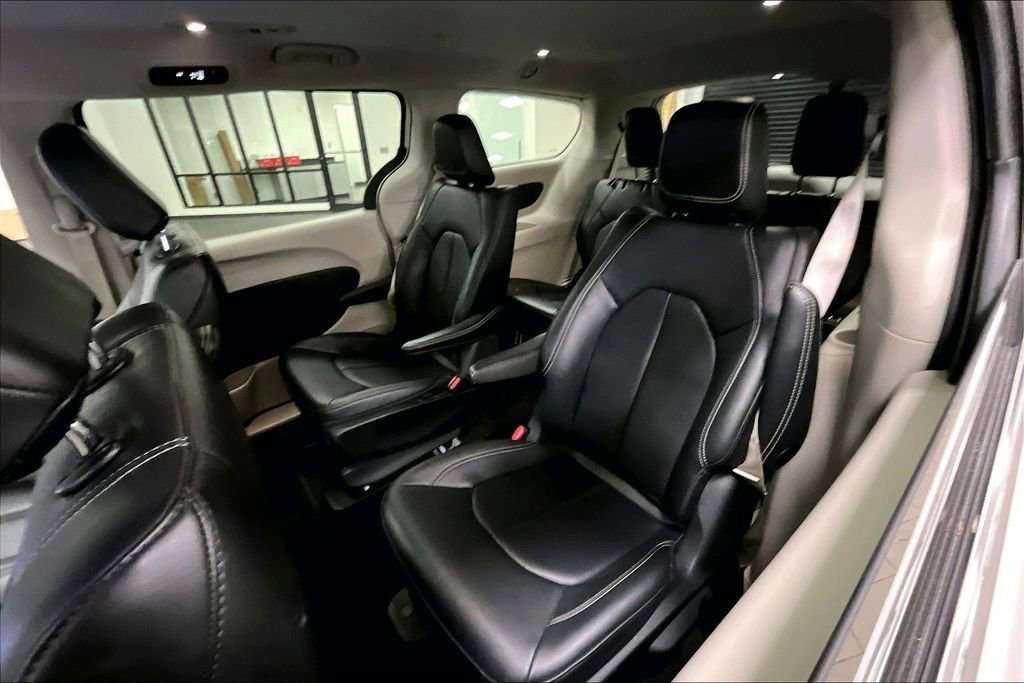 Used 2024 Chrysler Pacifica Select image 22