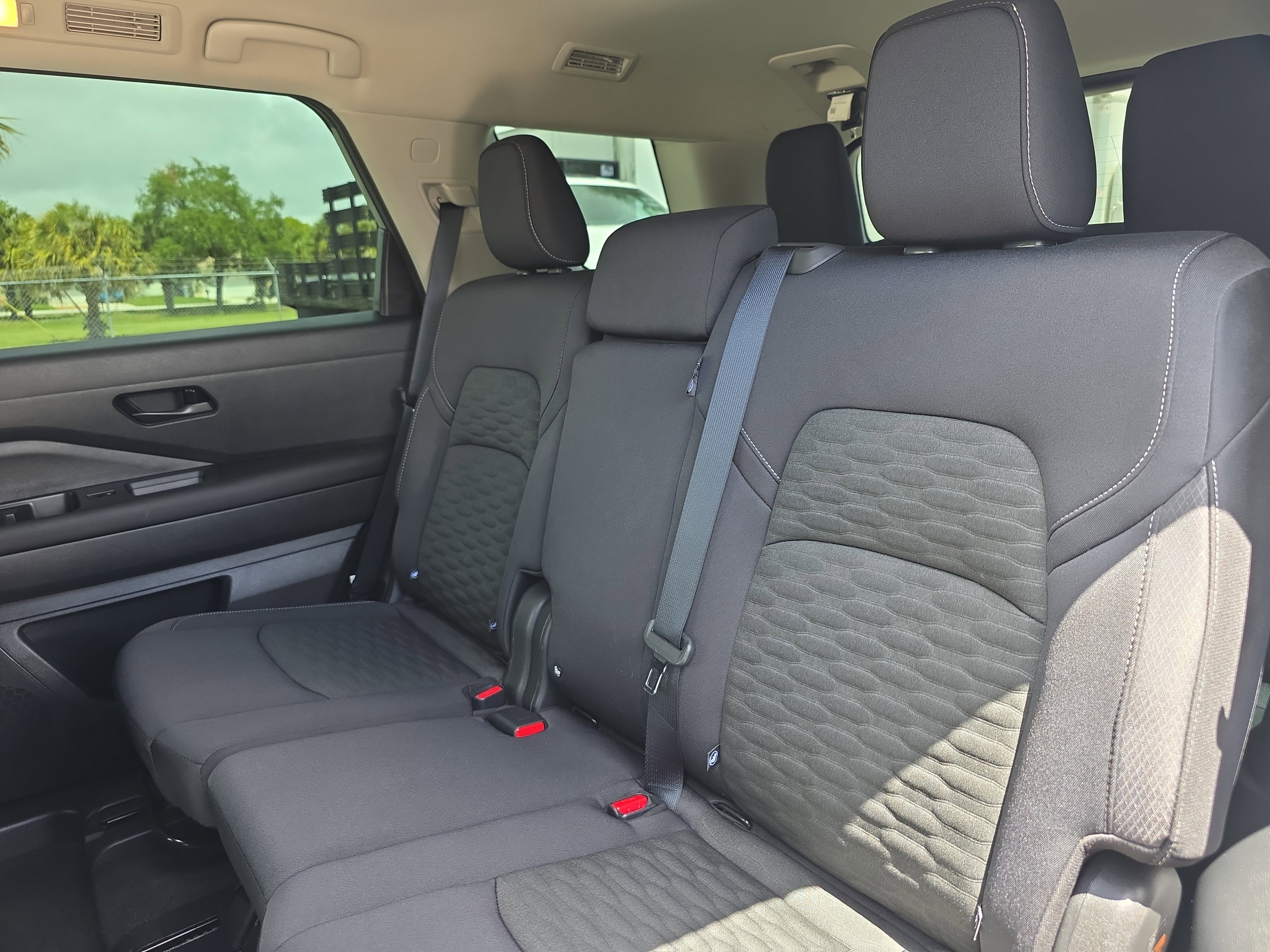 Used 2024 Nissan Pathfinder S image 15