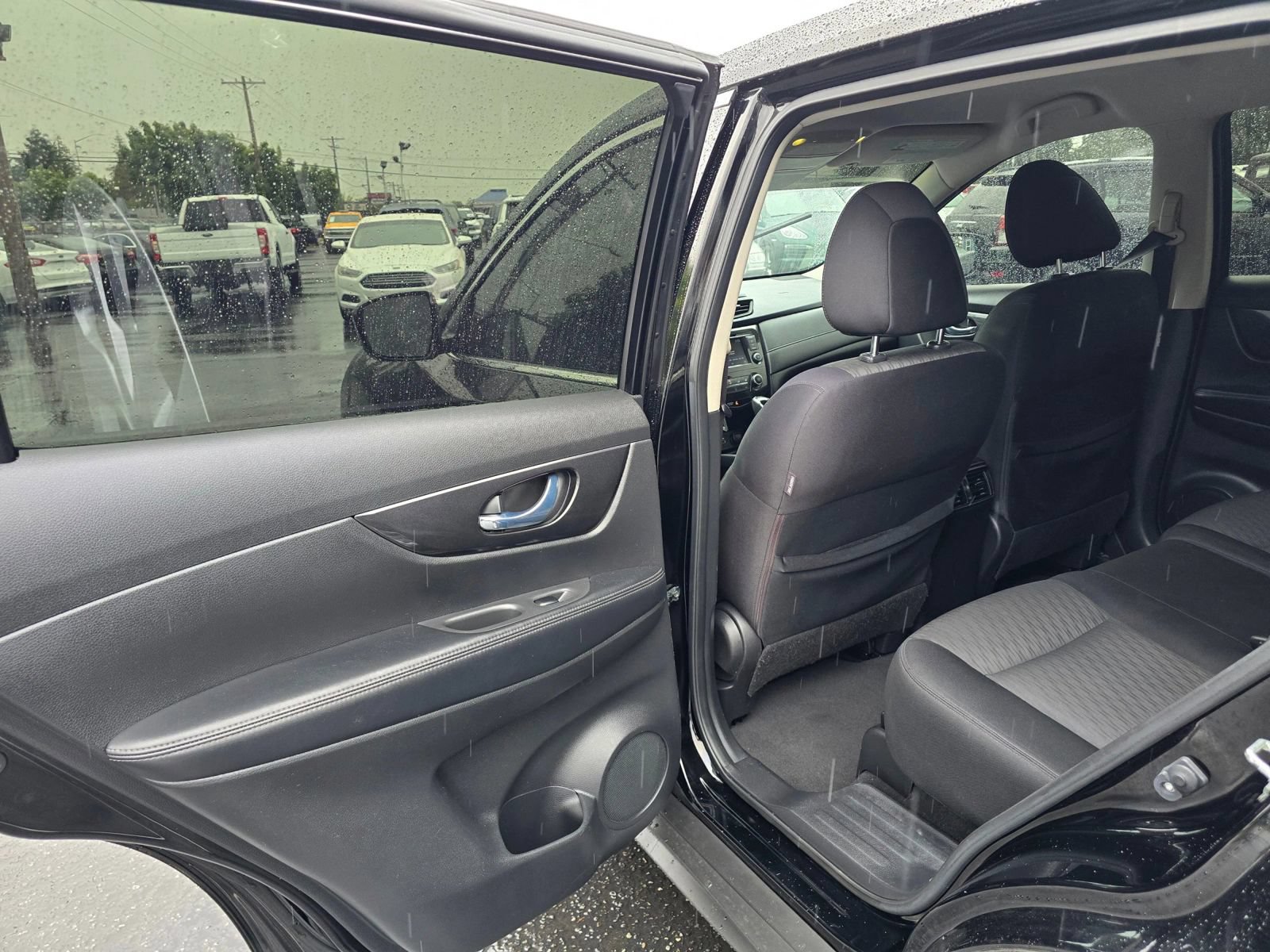 Used 2018 Nissan Rogue S AWD/4WD image 16