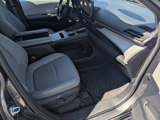 Used 2025 Toyota Sienna XLE FWD image 12