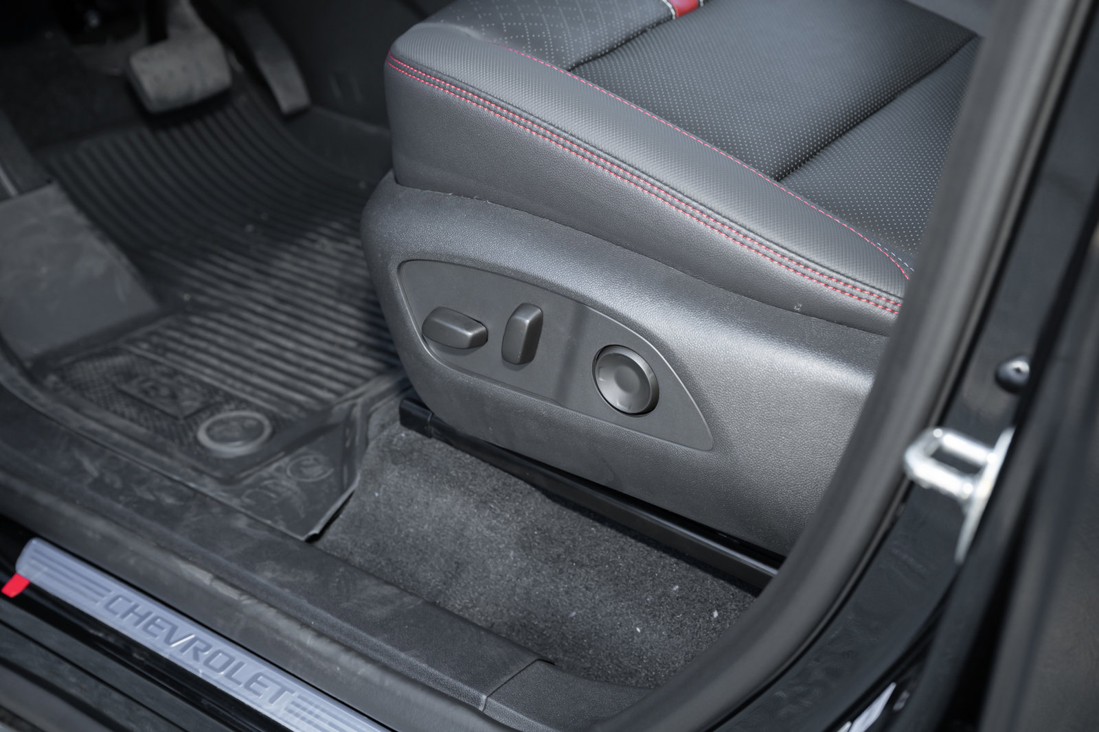 New 2026 Chevrolet Traverse RS w/ LPO, Floor Liner Package image 16