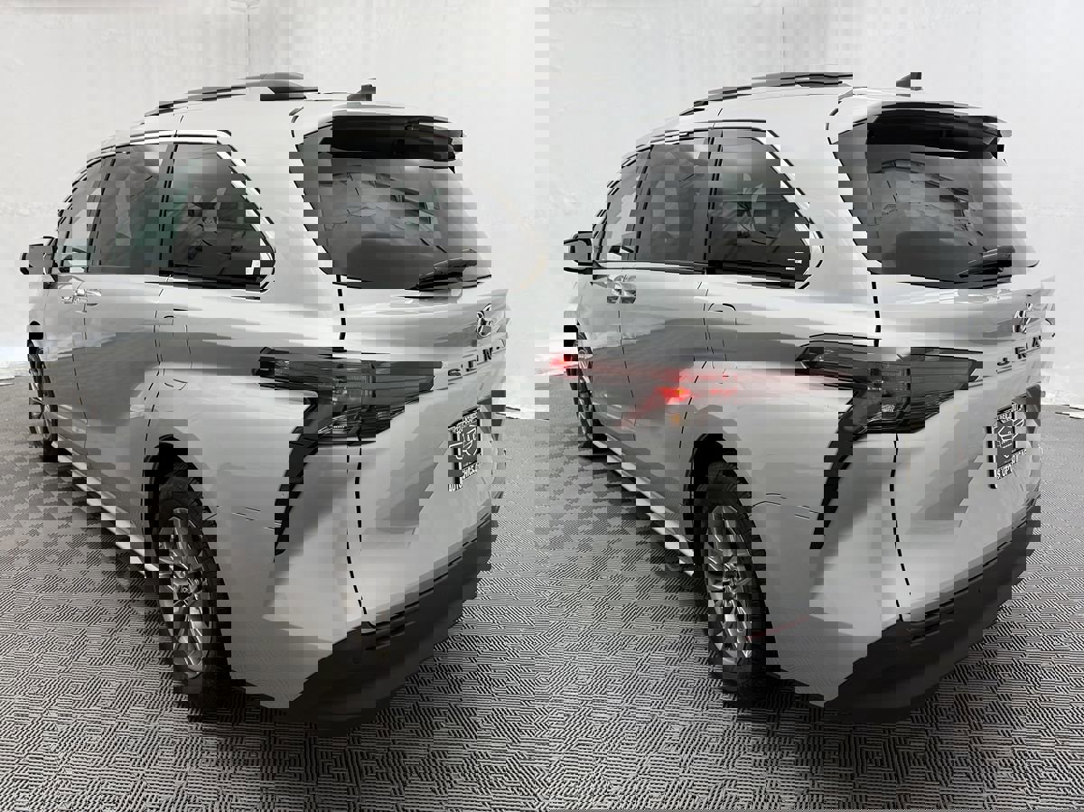 Used 2024 Toyota Sienna XLE image 5