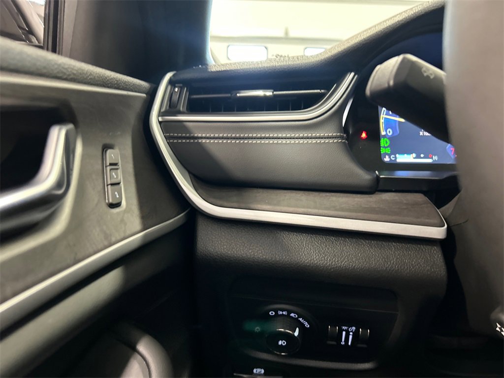 New 2025 Jeep Grand Cherokee Limited w/ Luxury Tech Group II image 18