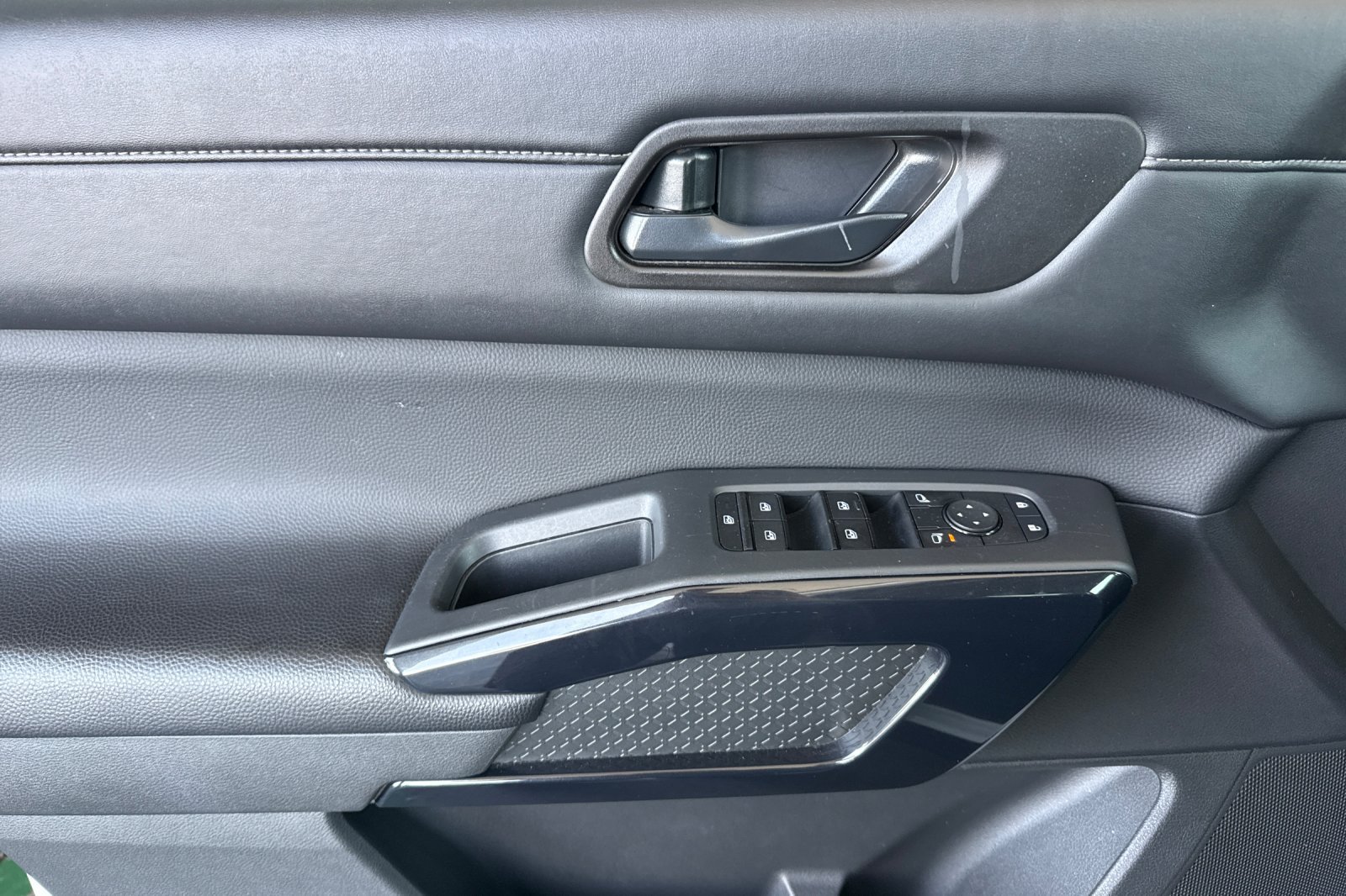 Certified 2025 Nissan Pathfinder SV FWD image 13