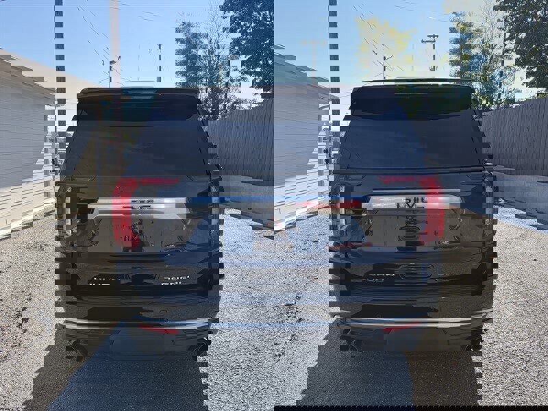 Used 2023 GMC Yukon XL Denali image 9