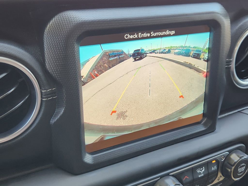 Used 2018 Jeep Wrangler Unlimited Sahara AWD/4WD image 9