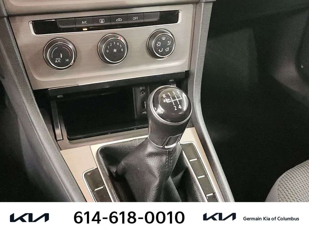 Used 2016 Volkswagen Golf S image 25