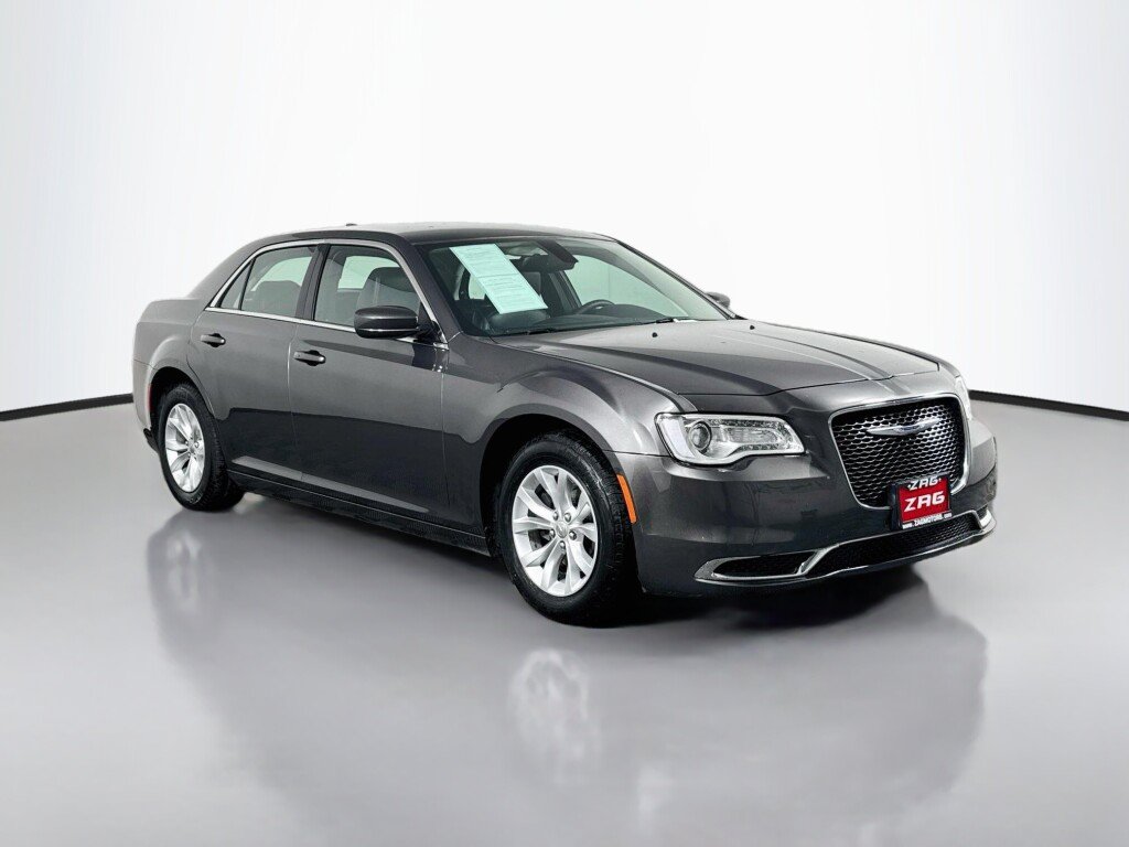 Used 2015 Chrysler 300 Limited RWD image 7