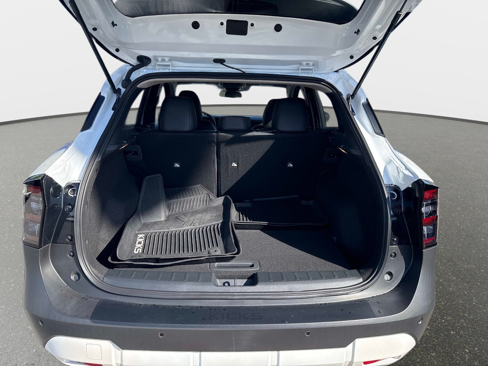 Used 2025 Nissan Kicks SR FWD image 13