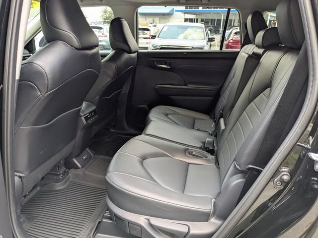 Used 2022 Toyota Highlander XLE FWD image 34