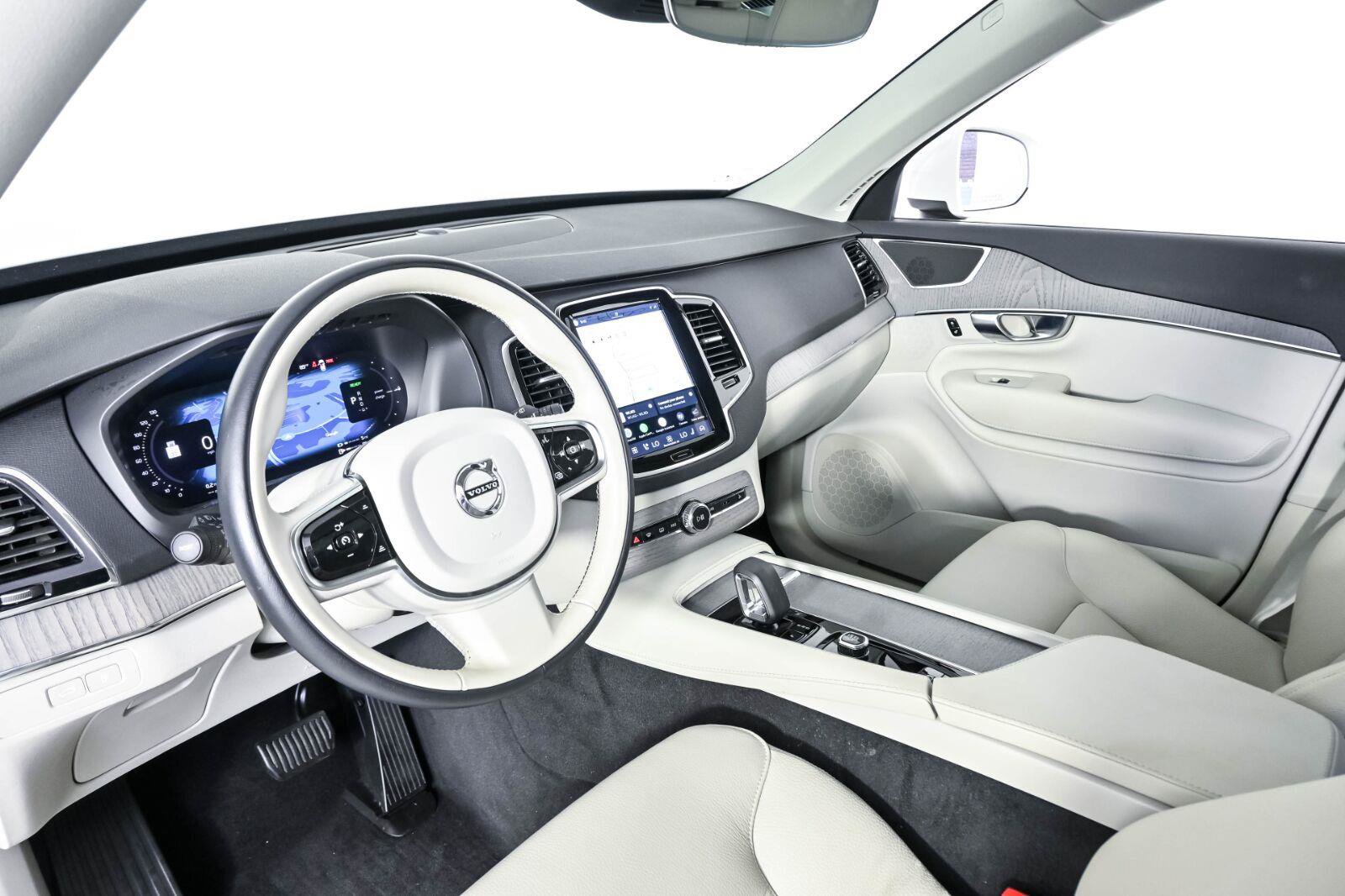 Used 2024 Volvo XC90 T8 Plus w/ Protection Package Premier AWD/4WD image 4